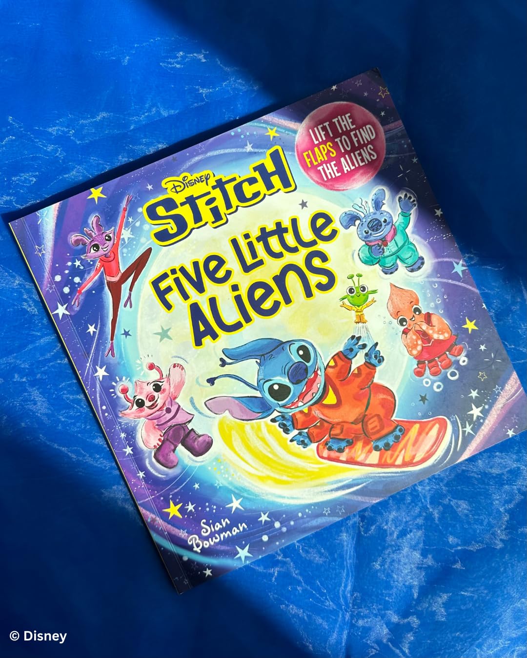 Disney Stitch Five Little Aliens: A Lift-The-Flap Picture Book - Image 5